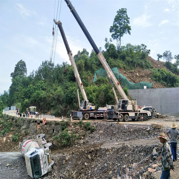 南京高淳汽车掉沟里叫吊车救援要多少钱